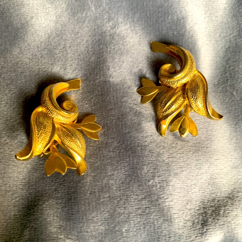 VINTAGE gold-toned floral clip on earrings